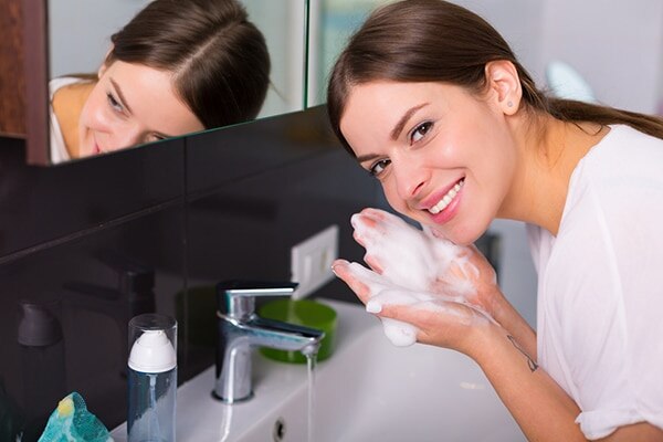 Prenez l'habitude de faire un double nettoyage de votre visage