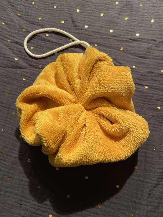 fleur de douche jaune moutarde